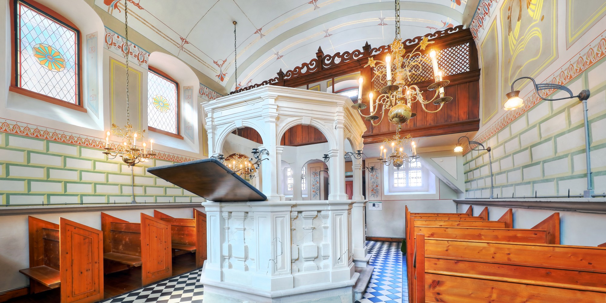 Innenansicht der Synagoge mit barocker Lesekanzel in der Mitte