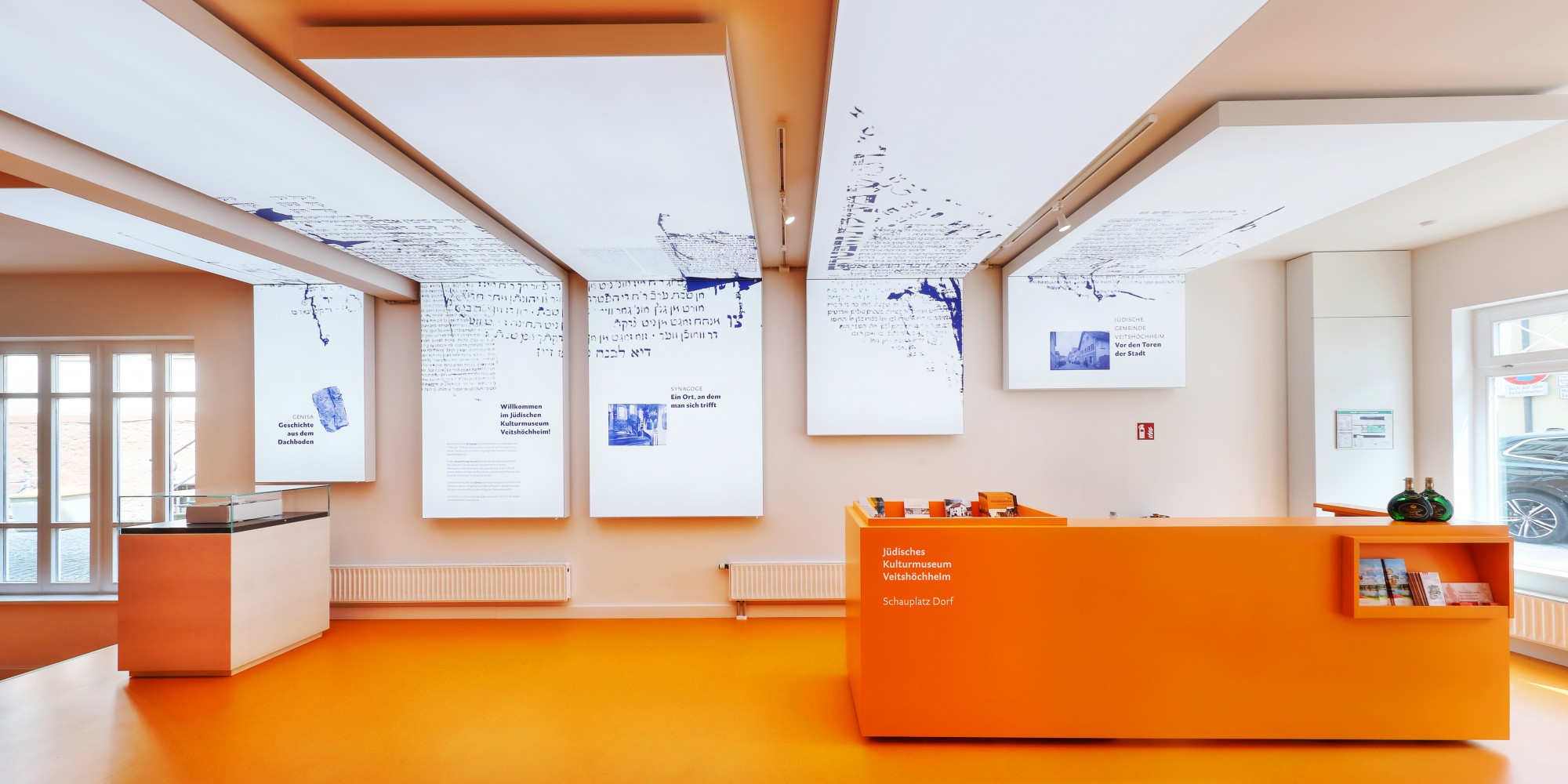 Eingangsbereich des Museums, in auffallenden Oranget&ouml;nen