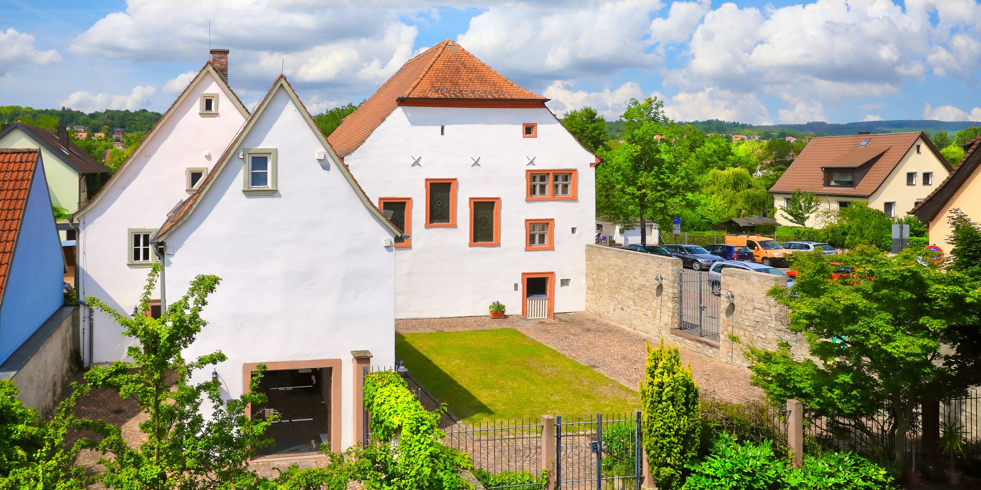 Gesamtansicht der Museumsanlage mit Wohnhaus und Synagoge
