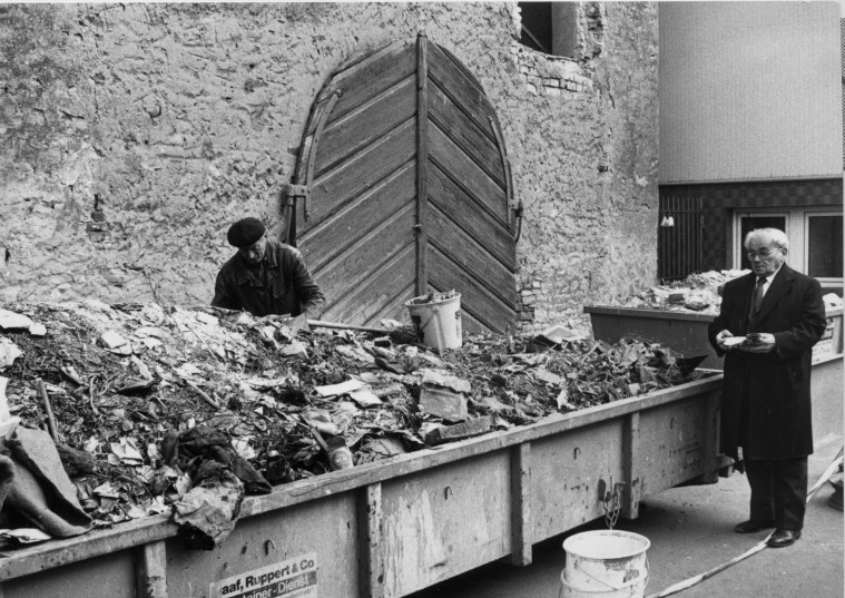 Schuttcontainer vor der Veitsh&ouml;chheimer Synagoge, 1986