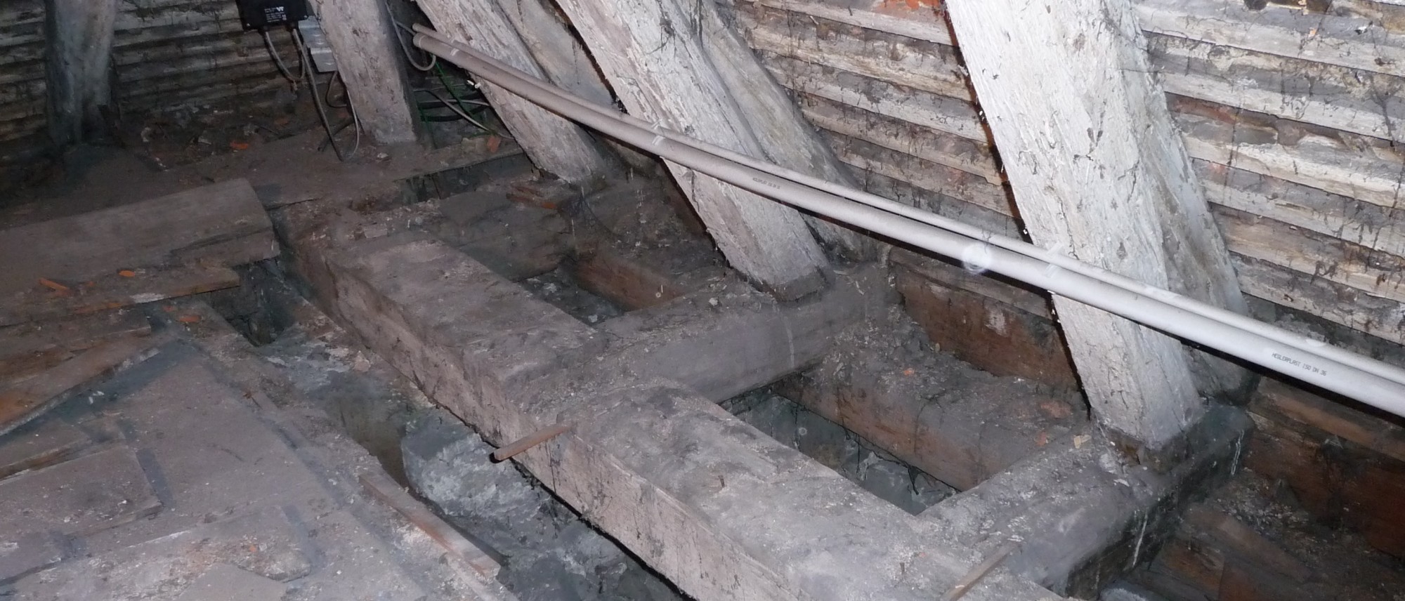 Dachboden mit Geb&auml;lk und Ablagef&auml;chern auf dem Boden