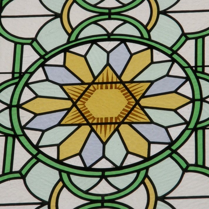 Ausschnitt aus dem Fenster in der Ostwand der Synagoge
