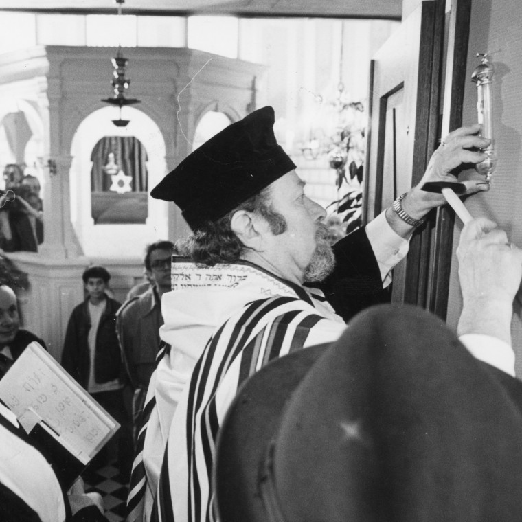 Rabbiner Henry Brandt befestigt die Mesusa