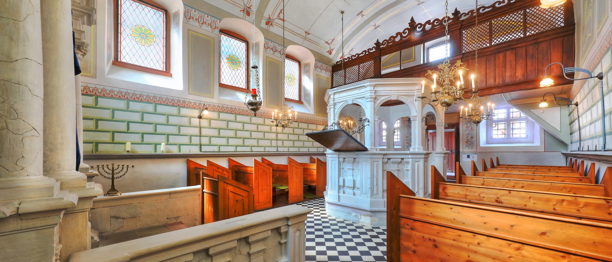 Innenansicht der Synagoge mit barocker Lesekanzel in der Mitte