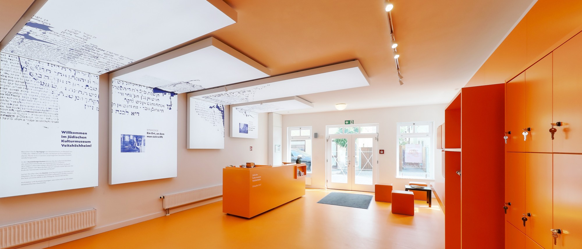 Eingangsbereich des Museums, in auffallenden Oranget&ouml;nen