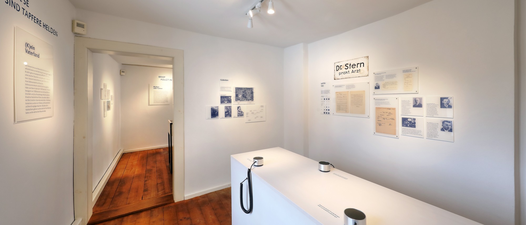 Ausstellungsraum im Wohnhaus mit H&ouml;rstationen