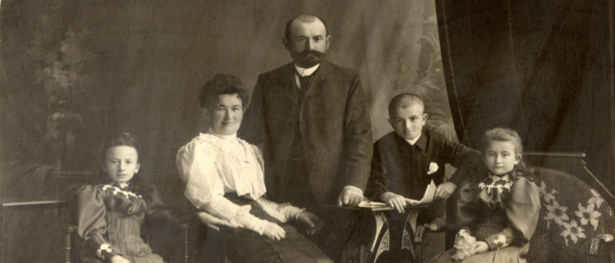 Familienbild um 1906, zwei Erwachsene und drei Kinder