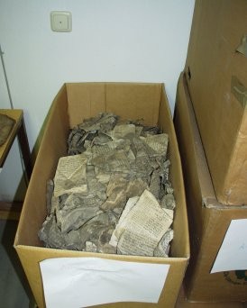 Karton mit unsortierten Genisafunden